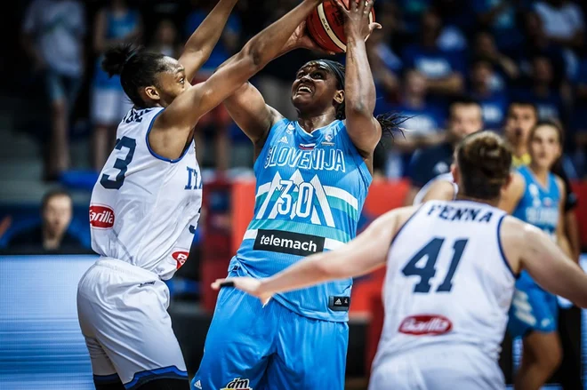 Shante Evans je bila vnovič med najboljšimi pri Sloveniji. FOTO: FIBA