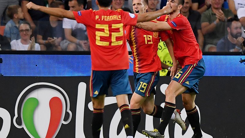 Fotografija: Španija je evropsko prvenstvo začela s porazom proti Italiji, končala pa z zmago proti Nemčiji. Junaka za peti naslov sta bila strelca Dani Olmo (v sredini) in Fabian Ruiz (desno). FOTO: Reuters