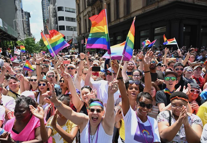 Udeleženci newyorške parade ponosa. FOTO:&nbsp; Angela Weiss/Afp