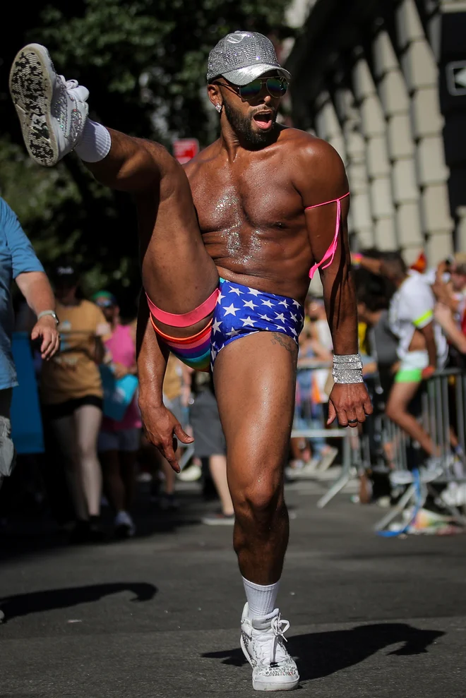 Ob petdeseti obletnici upora v baru Stonewall Inn. FOTO: Brendan Mcdermid/Reuters