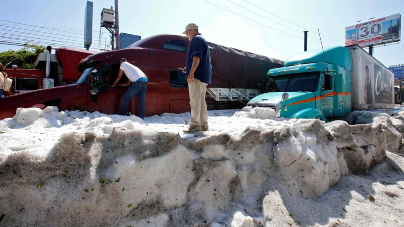 Fotografija: Debelina zapadla toče sega do dva metra. FOTO: AFP