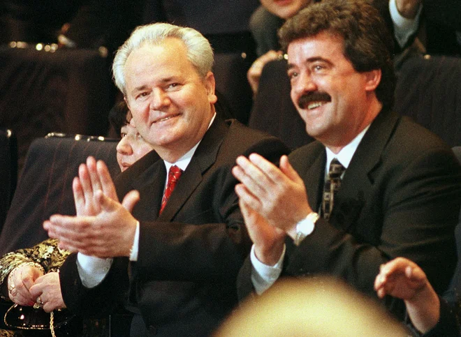 Momir Bulatović ob Miloševiću leta 1998, ko je bil jugoslovanski premier. FOTO: Emil Vas/Reuters