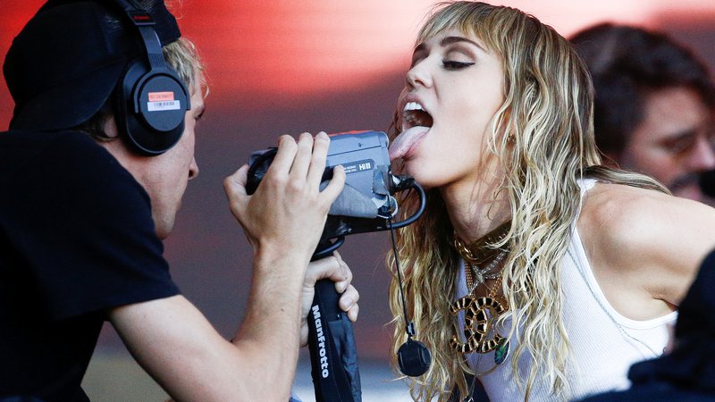 Fotografija: Na zadnji večer največjega glasbenega festivala na odprtem na svetu, Glastonbury, je 135.000 udeležencev zabavala ameriška pop pevka Miley Cyrus. FOTO: Henry Nicholls/REUTERS