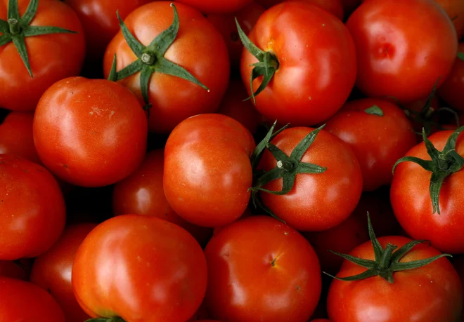 Čeprav pločevinke s paradižnikovo mezgo krasi italijanska zastava, največkrat prihajajo iz Kitajske. FOTO: Reuters