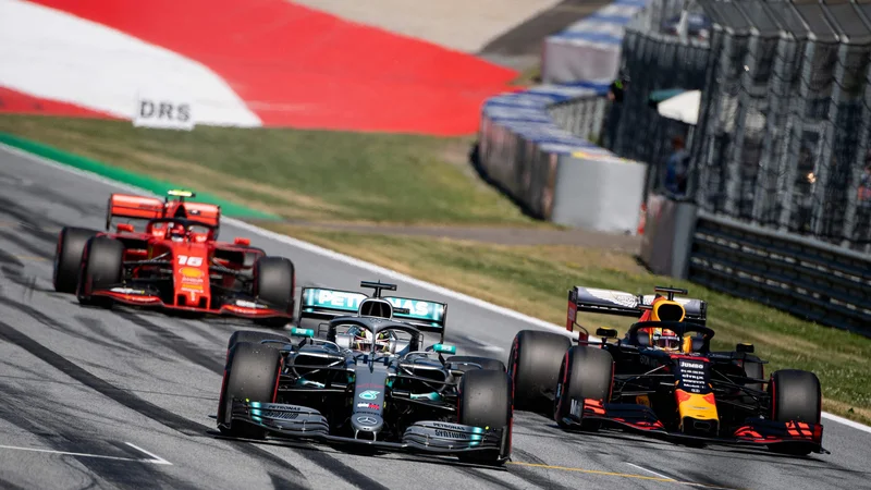 Fotografija: Charles Leclerc (levo) in Max Verstappen (desno) zastopata mladi rod, ki bo ogrožal primat Lewisa Hamiltona. Foto AFP