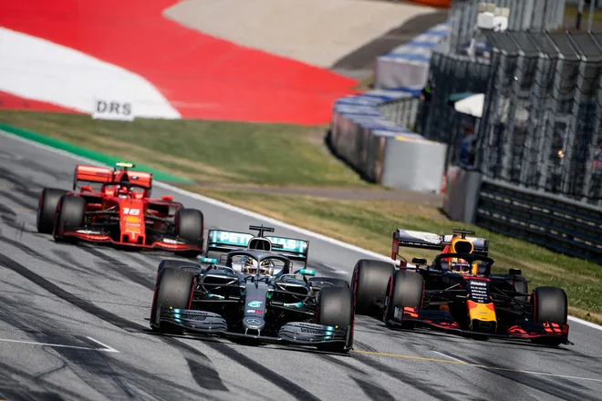 Charles Leclerc (levo) in Max Verstappen (desno) zastopata mladi rod, ki bo ogrožal primat Lewisa Hamiltona. Foto AFP