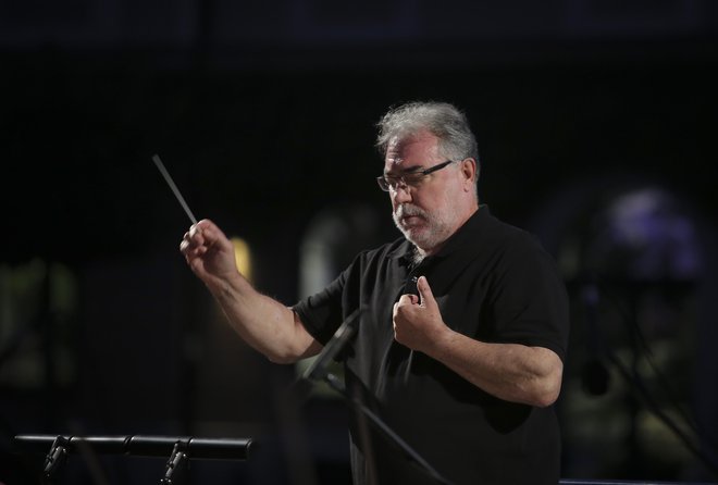Dirigent maestro Ivo Lipanović na sobotni vaji za Aido. Foto Jože Suhadolnik