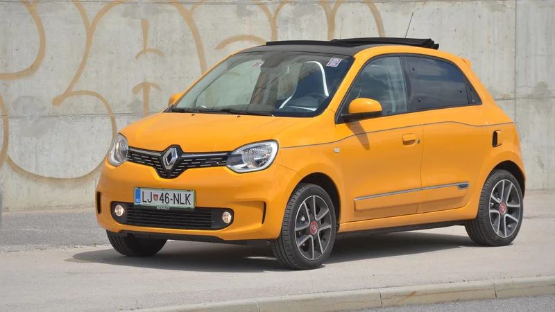 Fotografija: Twingo je prenovljen – z malo drugačnimi lučmi in tudi mangovo rumeno barvo zna pritegniti poglede. Foto Gašper Boncelj