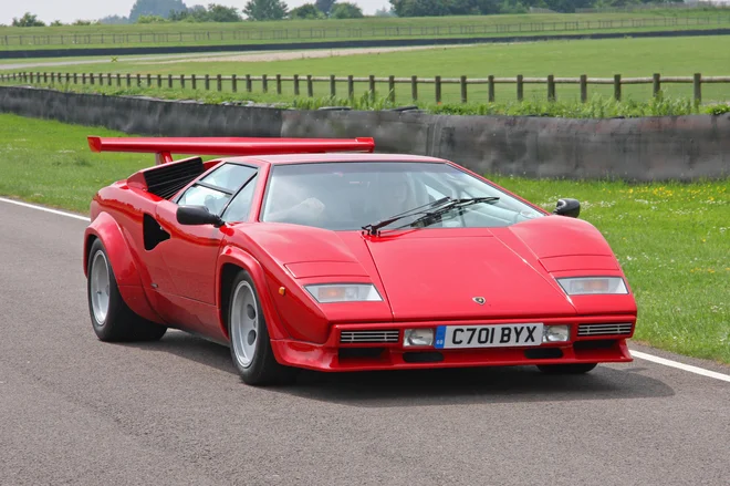 Countach je bil v proizvodnji v letih od leta 1973 do 1990. V več generacijah je nastalo skupaj 1983 primerkov Poganjali so jih motorji z razponom moči od 350 do 455 KM. Foto Wikimedia