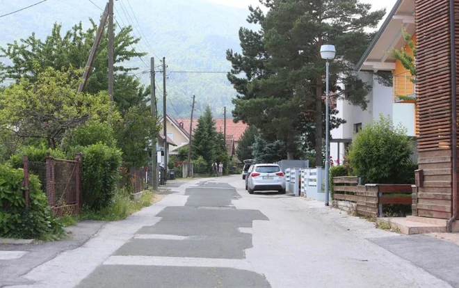 Sodnica mariborskega okrožnega sodišča je bila tarča napada v nedeljo, 16. junija, malo po polnoči pred domačo hišo v mariborski mestni četrti Pekre. FOTO: Tadej Regent/Delo