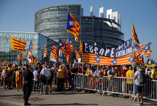 Ker se trije katalonski evroposlanci niso mogli udeležiti ustanovne seje, je bilo slišati pozive k priznanju njihovih mandatov tudi v parlamentarni dvorani, pred stavbo parlamenta v Strasbourgu pa so se zbrali protestniki. Foto: Vincent Kessler/Reuters