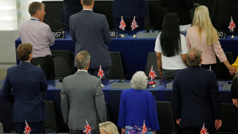 Fotografija: Ob začetku današnje seje je 29 poslancev iz stranke Brexit britanskega evroskeptika Nigela Faragea obrnilo hrbet evropski himni oziroma so se obrnili stran od izvajalcev Beethovnove Ode radosti. Foto: Vincent Kessler/Reuters