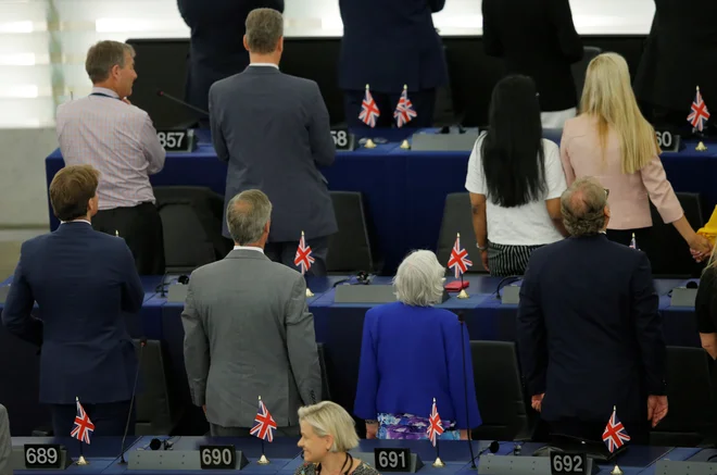 Ob začetku današnje seje je 29 poslancev iz stranke Brexit britanskega evroskeptika Nigela Faragea obrnilo hrbet evropski himni oziroma so se obrnili stran od izvajalcev Beethovnove Ode radosti.&nbsp;Foto: Vincent Kessler/Reuters