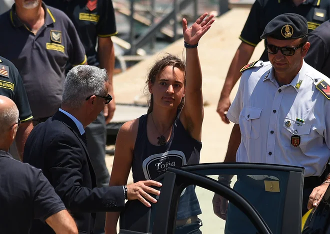V Sea Watchu so prepričani, da je mednarodno pravo na njihovi strani in da zakon krši Mateo Salvini. FOTO: Reuters