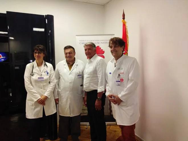 Prof. dr. Tomislav Klokočovnik z novo ekipo srčnih kirurgov v Beogradu. Foto arhiv Inštituta Dedinje