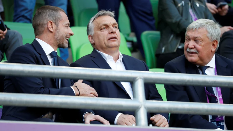 Fotografija: Prvi človek banke OTP in madžarske nogometne zveze Sándor Csányi (desno) na nogometni tekmi skupaj z madžarskim premierom Viktorjem Orbanom (v sredini) in predsednikom Uefe Aleksandrom Čeferinom. Foto Reuters