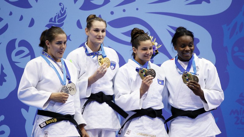 Fotografija: Klara Apotekar (druga z leve) si je z naslovom evropske prvakinje poplačala ves trud. FOTO: Reuters