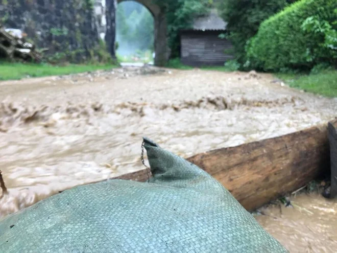 Do 18. ure so na upravi za zaščito in reševanje zabeležili 58 nesreč, ki so bile posledica neurja. FOTO: O. B.