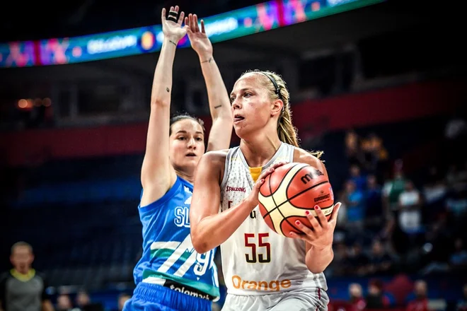 Nika Barič (levo) je igrala dobro, a puščala preveč prostora Julie Allemand (desno).FOTO: FIBA