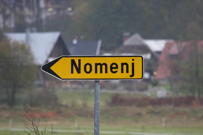 V prometni nesreči pri Nomenju sta bili udeleženi dve vozili. FOTO: B. F.