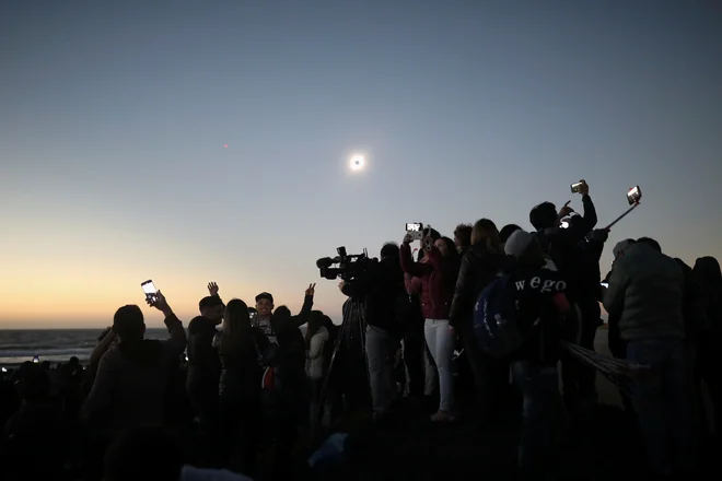 Opazovanje mrk v mestu La Serena v Čilu. FOTO: Reuters