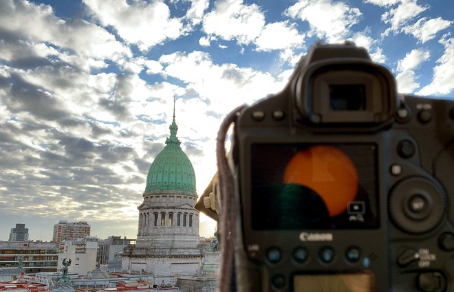 V Buenos Airesu pa so predstavo motili oblaki. FOTO: Alejandro Pagni/AFP
