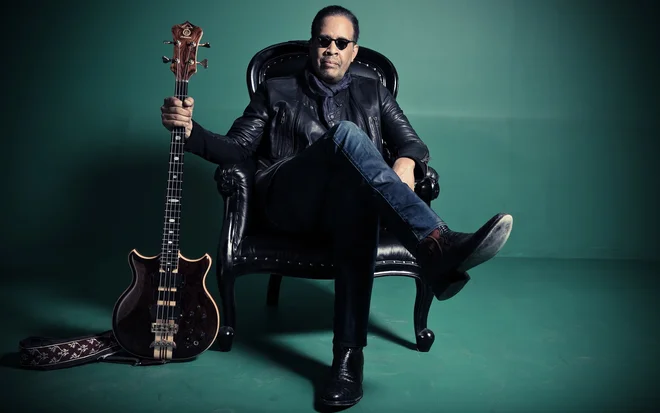 &raquo;Vedno sem bil predvsem basist, ne da bi se poglabljal v določene sloge. Vedno sem stoodstotno pripravljen igrati karkoli,&laquo; pravi Stanley Clarke.<br />
Foto: Raj Naik