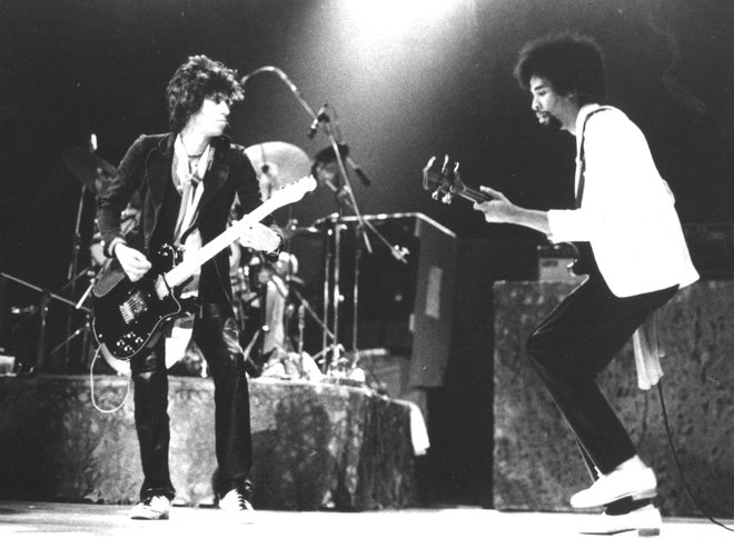 Keith Richards in Stanley Clarke na odru kot člana skupine New Barbarians.<br />
Foto: arhiv skupine