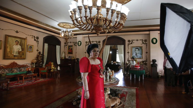 Fotografija: Imelda Marcos na 85. rojstni dan (2015), v predsedniški palači, kjer še vedno visi portret njenega moža. FOTO: Reuters