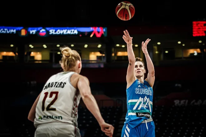Eva Lisec je zaradi poškodbe odigrala le dve tekmi na EP. FOTO: FIBA