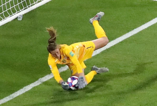 Alyssa Naeher je ubranila 11-metrovko. FOTO: Reuters