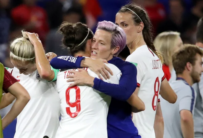 Megan Rapinoe, ki je izpustila polfinale, je tolažila Angležinjo Jodie Taylor. FOTO: Reuters