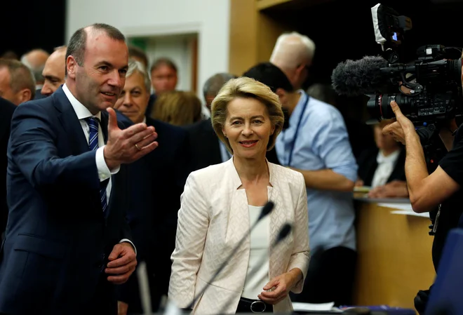 Nemško obrambno ministrico je danes na zasedanju politične skupine Evropske ljudske stranke v evropskem parlamentu sprejel nekdanji vodilni kandidat Manfred Weber. FOTO: REUTERS