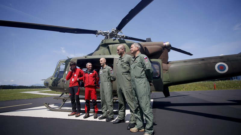 Fotografija: Dežurno helikoptersko ekipo za reševanje v gorah sestavlja 62 licenciranih oseb, od tega 17 zdravnikov. FOTO: Roman Šipić/Delo