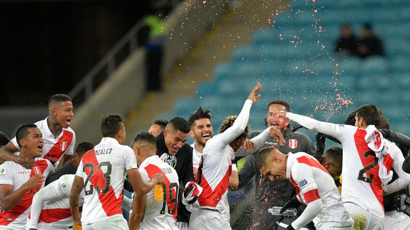Fotografija: Perujci so se tako veselili uvrstitve v finale pokala Amerike. FOTO: AFP