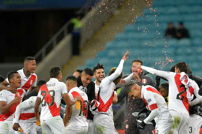 Perujci so se tako veselili uvrstitve v finale pokala Amerike. FOTO: AFP
