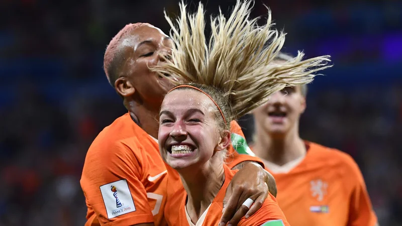 Fotografija: Jackie Groenen (na sredini) je v polfinalu zabila zmagoviti gol za Nizozemsko. FOTO: AFP