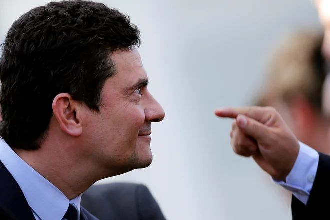 Novinar Glenn Greenwald dokazuje, da je Sergio Moro (na fotografiji), sedanji brazilski pravosodni minister in nekdanji sodnik, med postopkom proti nekdanjemu predsedniku Luli ravnal nepošteno in politično motivirano.
