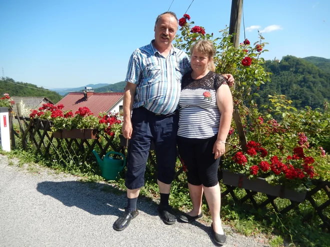 Jože in Marinka, ki je opozorila: &raquo;Lahko naju fotografirate, a brez palčkov, ker so mi vsi enako ljubi, z vsemi pa ne morem pozirati.&laquo; FOTO: Brane Maselj
