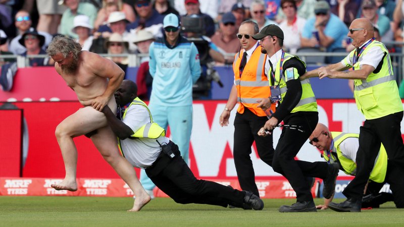 Fotografija: Na tekmi svetovnega prvenstva v kriketu med reprezentancama Anglije in Nove Zelandije je na igrišče pritekel gol navijač, zaradi česar so za krajši čas tekmo prekinili. Svetovno prvenstvo letos poteka v Angliji. FOTO: Lee Smith/REUTERS