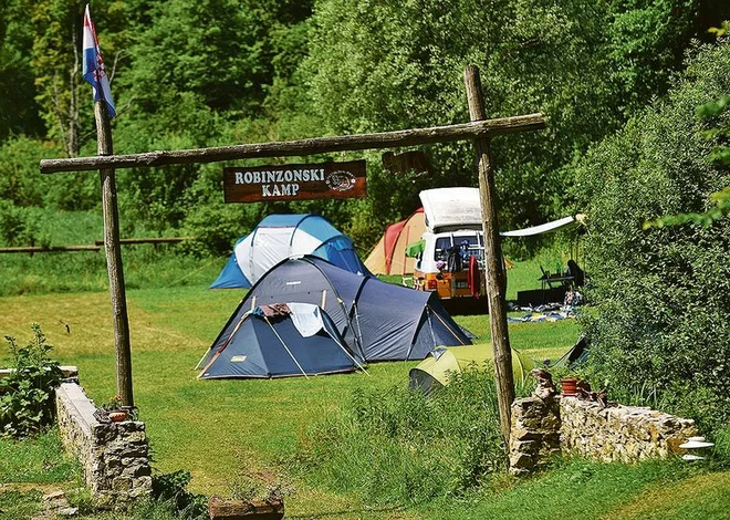 V bližini robinzonskega kampa je več slapov in razglednih točk ter ruševine srednjeveškega gradu. FOTO: Robert Fajt/Cropix