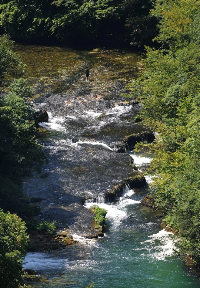 Za ključe raja skrbi Ratko Ivčević, ki je zemljišče kupil leta 2003, po sinovi smrti. Uredil je bližnjo okolico in pešpoti.<br />
FOTO: Robert Fajt/Cropix
