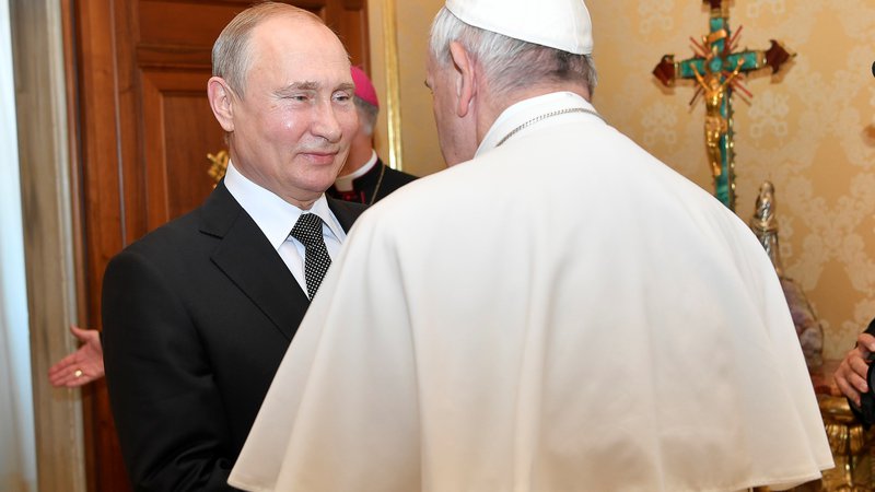Fotografija: Zaradi Putinovega tretjega srečanja s papežem je katoliška manjšina v Rusiji, ki šteje okoli tri četrt milijona ovčic, deležna več pozornosti. Foto Reuters