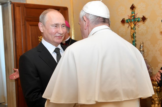 Zaradi Putinovega tretjega srečanja s papežem je katoliška manjšina v Rusiji, ki šteje okoli tri četrt milijona ovčic, deležna več pozornosti. Foto Reuters
