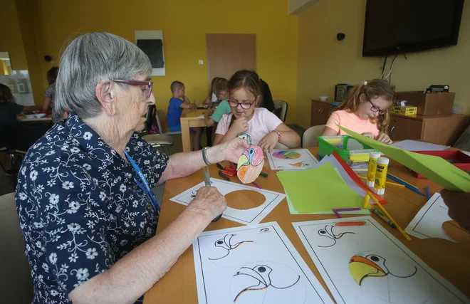 Še posebej z veseljem pa otroci prisluhnejo starejšim, ko ti spregovorijo o svojem otroštvu, o šoli takrat in tudi o težkih časih, ki so jih preživeli....  Foto Tadej Regent