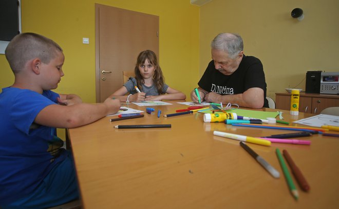Po končani dnevni aktivnosti se otroci skupaj z mentorji vrnejo v dom in začnejo se »domske« aktivnosti: na primer risanje... Foto Tadej Regent