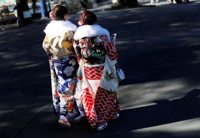 Mirno lahko rečemo, da je kimono metafora vzvišene estetike, s katero je deželi vzhajajočega sonca v dolgih stoletjih uspelo obogatiti in oplemenititi vse segmente kulture, ki jih je prevzemala od sosednje Kitajske. FOTO: Issei Kato/Reuters