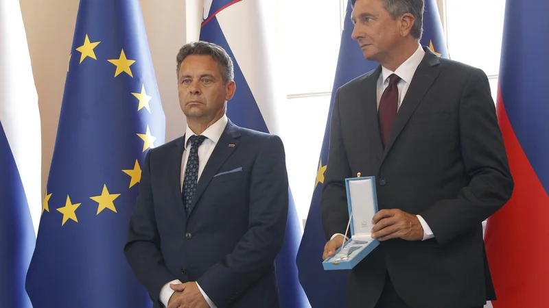 Fotografija: Red za zasluge, ki ga je predsednik Borut Pahor podelil računskemu sodiču, je prejel njegov predsednik Tomaž Vesel. Foto Mavric Pivk