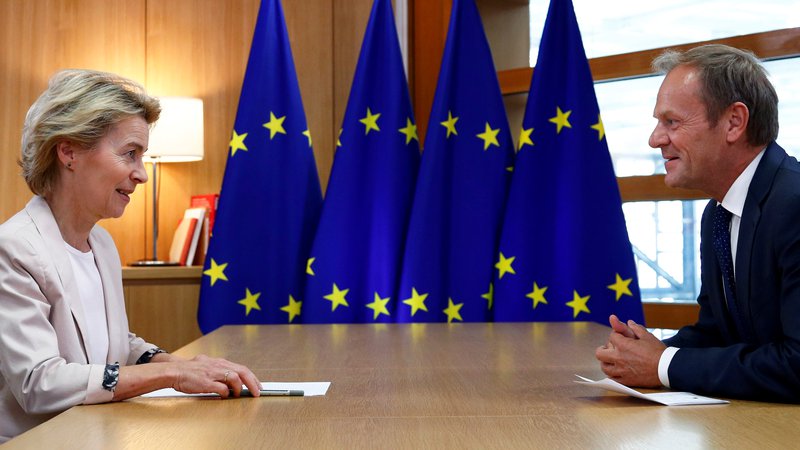 Fotografija: Ursula von der Leyen med srečanjem s predsednikom evropskega sveta Donaldom Tuskom. FOTO: REUTERS