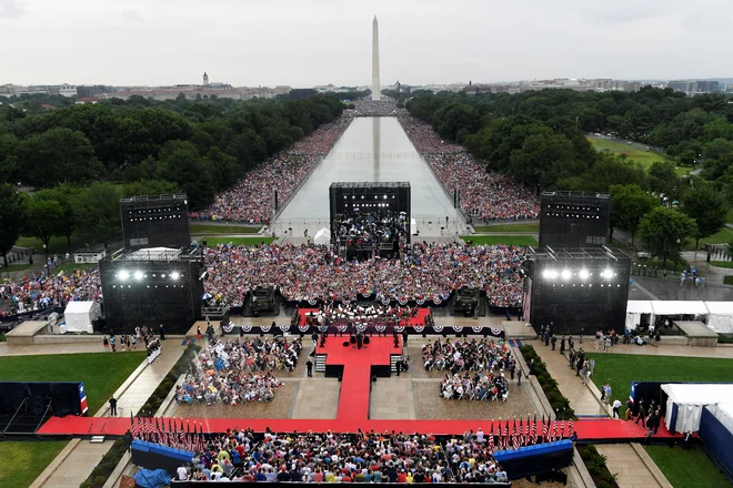 Množica na washingtonskem National Mallu. FOTO: Reuters